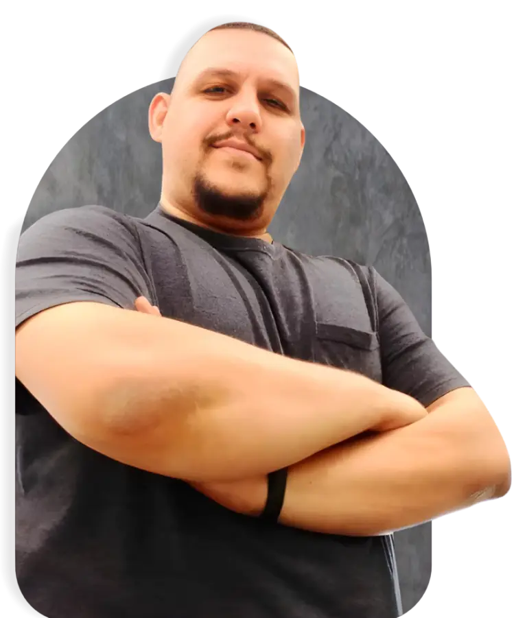 Foto do Padula de braços cruzados